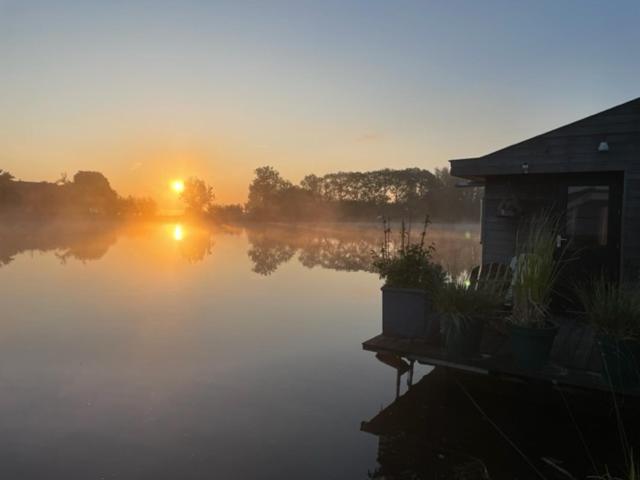 Aangenaam Op De Rijn, Woonboot, Inclusief Prive Sauna Alphen aan den Rijn